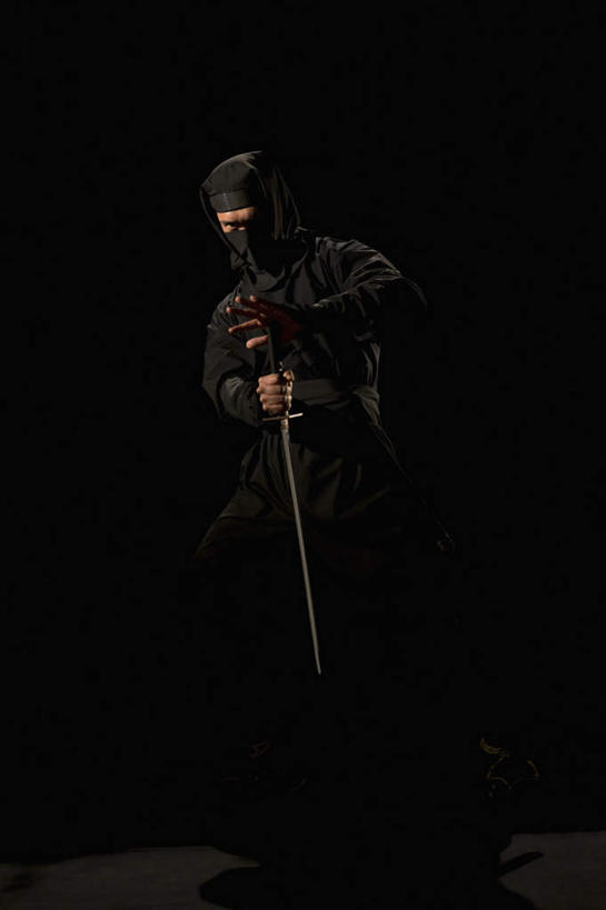 东方人,一个人,站,竖图,室内,白天,正面,民族服装,竞争,亚洲,仅一个男性,仅一个人,对抗,阴影,黑色背景,冲突,反射,头巾,武士刀,影子,刀具,注视,黄种人,破坏,仅一个年轻男性,刀,观察,看,站着,武器,战争,摄影,影棚,观看,损坏,察看,攻击,威胁,对立,关注,矛盾,兵器,间谍,防御,忍者,护额,日本刀,敌对,挫败,斗争,抗拒,抗衡,冷兵器,凶器,杀伤,威慑,东洋刀,东瀛刀,日本武士刀,杀手,危险,男人,男性,年轻男性,亚洲人,站立,彩图,全身,影棚拍摄,传统服装,民俗服,拍摄