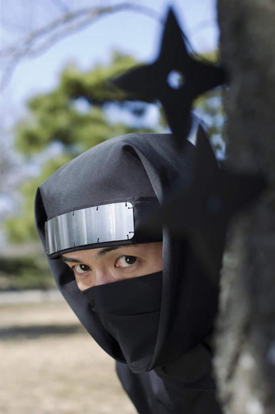 东方人,脸,头,脸颊,一个人,站,竖图,室外,特写,白天,正面,民族服装,成功,胜利,植物,亚洲,仅一个男性,仅一个人,躲藏,阴影,朦胧,模糊,光线,头巾,影子,树桩,飞镖,注视,黄种人,肩膀,树,树干,树木,仅一个年轻男性,蓝色,绿色,蓝天,天空,阳光,自然,天,观察,看,站着,木桩,遮,遮掩,生长,晴朗,成长,观看,靶心,察看,掩盖,隐藏,遮挡,关注,瞄准,间谍,忍者,遮盖,护额,万里无云,镖针,飞镖运动,掩饰,潜藏,杀手,男人,男性,年轻男性,亚洲人,头部,脸部,脸蛋,面部,晴空,晴空万里,站立,半身,彩图,传统服装,民俗服