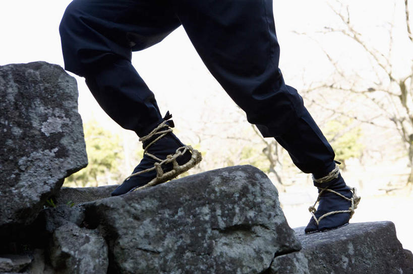 东方人,腿部,腿,一个人,站,横图,室外,特写,白天,侧面,石头,植物,亚洲,仅一个男性,仅一个人,阴影,裤子,光线,石子,影子,枝条,黄种人,踩,树,树木,树枝,仅一个年轻男性,阳光,踩着,站着,间谍,忍者,虬枝,枝杈,杀手,男人,男性,年轻男性,亚洲人,石块,岩石,站立,半身,彩图