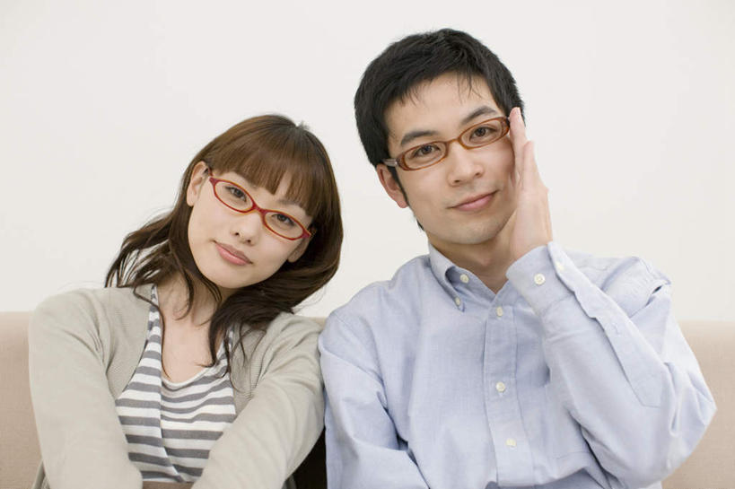 东方人,两个人,坐,横图,室内,白天,正面,爱情,沙发,亚洲,握,阴影,服装,反射,眼镜,影子,墙,浪漫,注视,休闲装,黄种人,墙壁,墙面,衣服,红色,白色,观察,看,休闲,温暖,温馨,休闲服,恩爱,握着,恋人,服饰,观看,和睦,察看,关注,近视眼镜,布艺沙发,两副,男人,男性,年轻男性,年轻女性,女人,女性,亚洲人,情侣,坐着,半身,彩图,伴侣,融洽