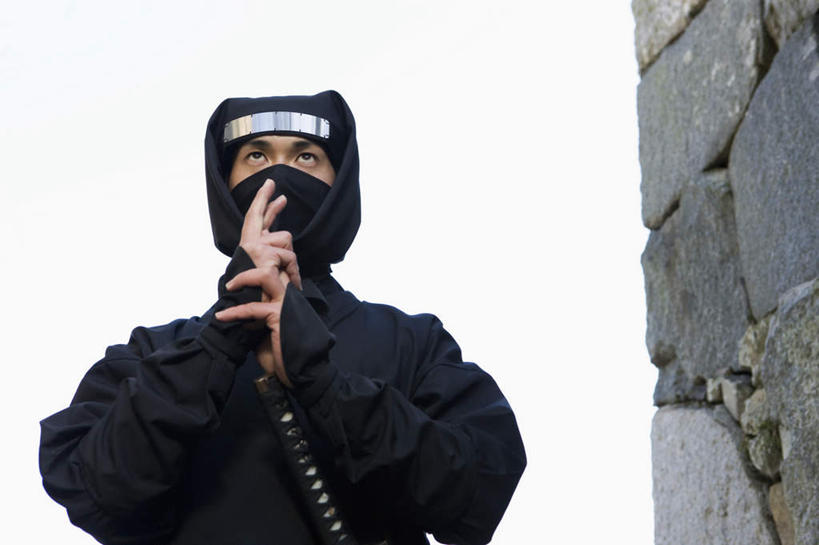 东方人,一个人,横图,室外,白天,仰视,民族服装,技术,石头,亚洲,仅一个男性,仅一个人,石子,头巾,墙,注视,黄种人,墙壁,墙面,仅一个年轻男性,观察,看,手势,遮,遮掩,观看,察看,掩盖,遮挡,关注,间谍,忍者,忍术,遮盖,护额,掩饰,杀手,男人,男性,年轻男性,亚洲人,石块,岩石,半身,彩图,低角度拍摄,传统服装,民俗服,格斗术,武道,武技,隐身术,隐术