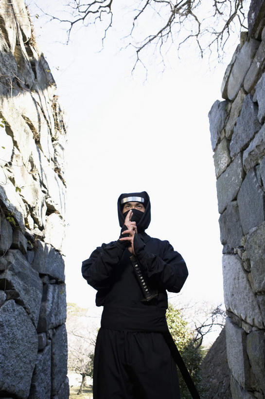 东方人,一个人,家,站,竖图,室外,白天,仰视,民族服装,植物,亚洲,仅一个男性,仅一个人,阴影,光线,头巾,影子,房屋,屋子,公寓,枝条,注视,黄种人,洋房,楼房,住宅,树,树木,树枝,仅一个年轻男性,蓝色,蓝天,天空,阳光,天,观察,看,站着,遮,遮掩,晴朗,观看,察看,掩盖,遮挡,关注,间谍,忍者,遮盖,护额,万里无云,掩饰,虬枝,枝杈,杀手,男人,男性,年轻男性,亚洲人,晴空,晴空万里,站立,半身,彩图,低角度拍摄,传统服装,民俗服,房子