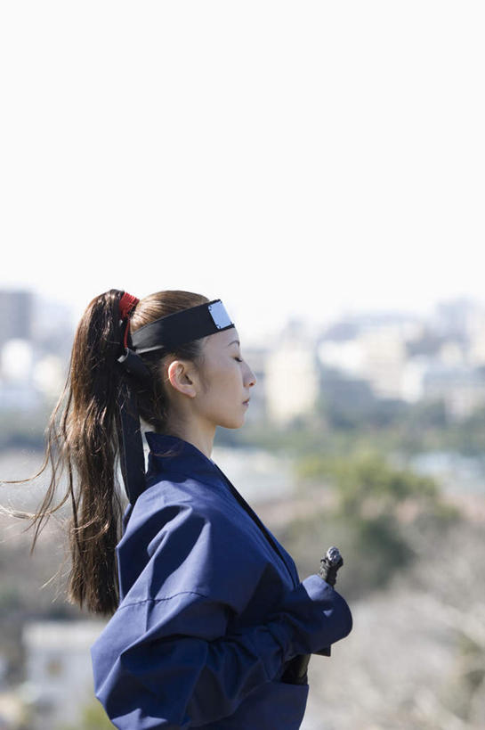 东方人,一个人,家,站,竖图,室外,白天,侧面,民族服装,植物,亚洲,仅一个年轻女性,仅一个女性,仅一个人,握,阴影,朦胧,模糊,光线,影子,房屋,屋子,注视,黄种人,楼房,住宅,树,树木,绿色,阳光,自然,观察,看,站着,握着,生长,成长,观看,察看,关注,间谍,忍者,护额,杀手,年轻女性,女人,女性,亚洲人,站立,半身,彩图,传统服装,民俗服,房子