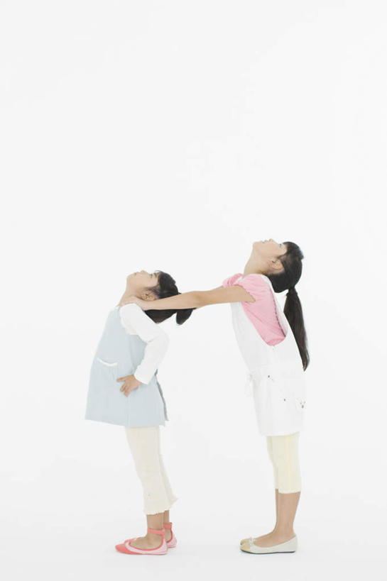 东方人,儿童,两个人,家庭,站,笑,微笑,露齿笑,竖图,室内,白天,白色背景,侧面,纯洁,亚洲,服装,注视,休闲装,黄种人,小孩,衣服,观察,看,站着,休闲,温暖,温馨,一家人,休闲服,可爱,童年,童趣,搭,摄影,服饰,影棚,观看,和睦,察看,搭着,关注,童真,烂漫,无邪,昂首,天真,女孩,女人,女性,亚洲人,抬头,仰头,站立,彩图,全身,影棚拍摄,拍摄,融洽,女生