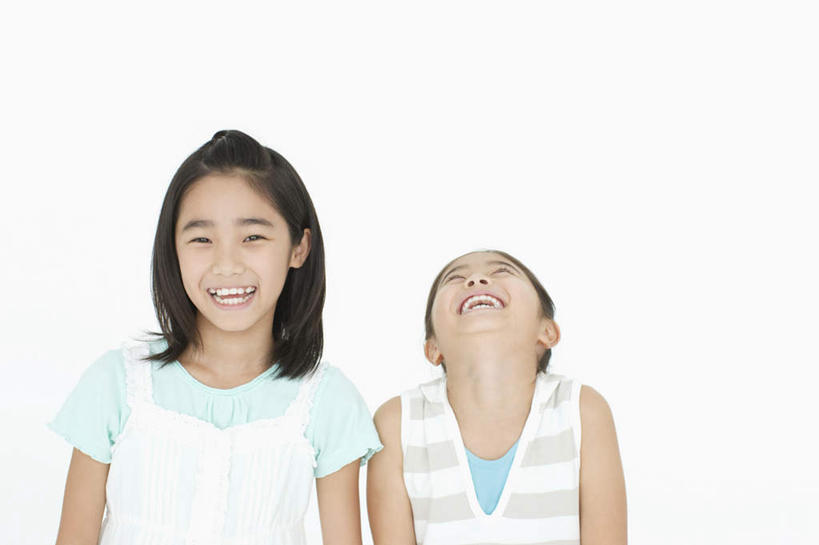 东方人,儿童,两个人,家庭,站,笑,大笑,横图,室内,白天,白色背景,正面,兴奋,纯洁,亚洲,服装,注视,休闲装,黄种人,小孩,衣服,观察,看,站着,张嘴,休闲,温暖,温馨,一家人,休闲服,可爱,童年,童趣,摄影,服饰,影棚,观看,和睦,察看,关注,张大嘴巴,童真,烂漫,无邪,哈哈大笑,昂首,天真,女孩,女人,女性,亚洲人,张开嘴,抬头,仰头,站立,半身,彩图,影棚拍摄,高兴,狂笑,拍摄,融洽,女生