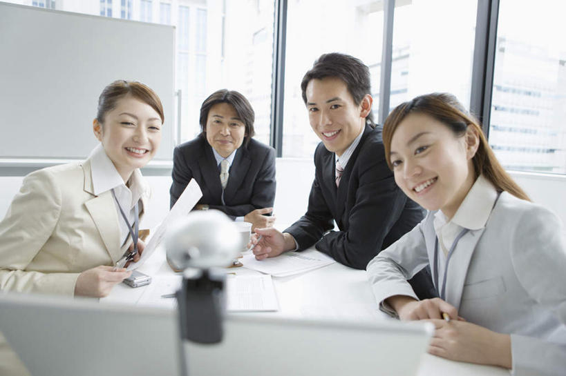 东方人,四个人,同事,商务人士,商务男性,商务女性,办公室,高楼大厦,坐,笑,微笑,露齿笑,横图,室内,白天,正面,衬衫,成功,办公楼,合作,团队,集体,信心,电脑,笔记本电脑,窗户,家具,桌子,大厦,建筑,摩天大楼,写字楼,亚洲,握,套装,朦胧,模糊,网络,材料,档案,文件,纸,办公桌,领带,摄像机,拿,拿着,注视,黄种人,通讯设备,标识,吊牌,队伍,玻璃窗,手稿,胸牌,资料,楼宇,观察,看,商务楼,摄像,握着,摄影,摄影机,观看,证明,察看,徽章,无线,领导,象征,庄重,成就,关注,文档,录像,通信设备,商务装,身份,无线网络,合伙,领袖,无线上网,便携式电脑,工薪阶层,胸章,胸卡,办公家具,正式,地位,编号牌,雕刻牌,工号牌,胸号牌,胸徽,员工牌,手提电脑,男人,男性,年轻男性,年轻女性,女人,女性,中年男性,中年女性,亚洲人,白领,上班族,坐着,半身,彩图,衬衣,大楼,高层建筑,高楼,摩天楼