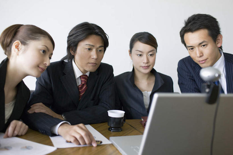 咖啡,东方人,四个人,同事,商务人士,商务男性,商务女性,办公室,坐,横图,室内,白天,正面,衬衫,幸福,成功,合作,团队,集体,信心,电脑,笔记本电脑,家具,桌子,杯子,亚洲,一排,握,套装,整齐,网络,材料,瓷器,档案,文件,纸,办公桌,咖啡杯,领带,摄像机,陶瓷制品,拿,拿着,注视,黄种人,娱乐,通讯设备,队伍,饮料,排列,手稿,资料,观察,看,享受,休闲,温馨,放松,乐趣,摄像,握着,摄影,摄影机,观看,证明,察看,提神,无线,领导,舒适,象征,庄重,成就,队列,关注,文档,录像,瓷杯,醒脑,通信设备,商务装,身份,无线网络,合伙,领袖,无线上网,便携式电脑,工薪阶层,办公家具,软饮料,正式,地位,手提电脑,男人,男性,年轻男性,年轻女性,女人,女性,中年男性,中年女性,亚洲人,白领,上班族,坐着,半身,彩图,衬衣