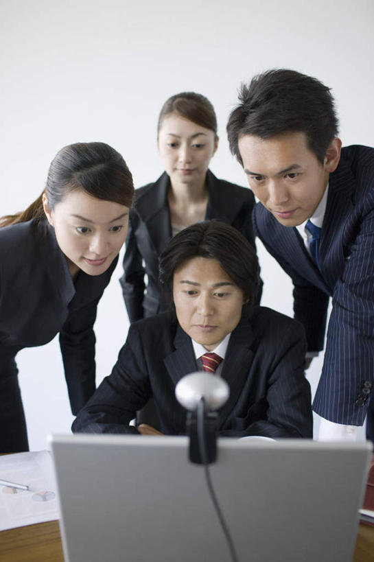 咖啡,东方人,四个人,同事,商务人士,商务男性,商务女性,办公室,站,坐,竖图,室内,白天,正面,衬衫,幸福,成功,合作,团队,集体,信心,电脑,笔记本电脑,家具,桌子,杯子,亚洲,一排,套装,整齐,网络,材料,瓷器,档案,文件,纸,办公桌,咖啡杯,领带,摄像机,陶瓷制品,注视,黄种人,娱乐,通讯设备,队伍,饮料,排列,手稿,资料,观察,看,站着,享受,休闲,温馨,放松,乐趣,摄像,摄影,摄影机,观看,证明,察看,提神,无线,领导,舒适,象征,庄重,成就,队列,关注,文档,录像,瓷杯,醒脑,通信设备,商务装,身份,无线网络,合伙,领袖,无线上网,便携式电脑,工薪阶层,办公家具,软饮料,正式,地位,手提电脑,男人,男性,年轻男性,年轻女性,女人,女性,中年男性,中年女性,亚洲人,白领,上班族,站立,坐着,半身,彩图,衬衣