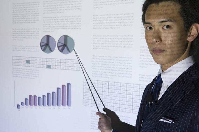 东方人,一个人,商务人士,商务男性,站,横图,室内,白天,正面,衬衫,显示器,仪器,亚洲,仅一个男性,仅一个人,握,指,阴影,套装,反射,棒子,屏幕,影子,投影仪,领带,拿,拿着,注视,指点,黄种人,设备,显示屏,仅一个年轻男性,观察,看,站着,握着,观看,察看,指向,象征,庄重,关注,商务装,身份,投影机,工薪阶层,输出设备,正式,地位,男人,男性,年轻男性,亚洲人,白领,上班族,站立,半身,彩图,衬衣