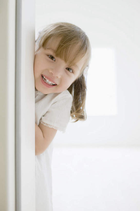 东方人,儿童,一个人,站,笑,微笑,露齿笑,竖图,室内,白天,正面,纯洁,窗户,门,亚洲,仅一个女性,仅一个人,躲藏,服装,注视,休闲装,黄种人,玻璃窗,小孩,衣服,门框,观察,看,站着,仅一个小孩,休闲,休闲服,可爱,童年,童趣,服饰,观看,察看,隐藏,关注,童真,烂漫,无邪,潜藏,天真,女孩,女人,女性,亚洲人,孩子,站立,半身,彩图,女生