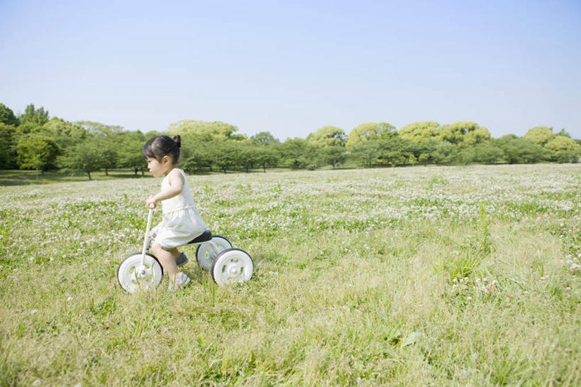 东方人,儿童,一个人,坐,横图,室外,白天,侧面,裙子,纯洁,草地,草坪,植物,自行车,亚洲,仅一个女性,仅一个人,一辆,握,阴影,连衣裙,服装,光线,影子,注视,黄种人,车,脚踏车,草,树,树木,小孩,骑,衣服,蓝色,绿色,蓝天,天空,阳光,自然,交通工具,天,观察,看,仅一个小孩,骑车,可爱,童年,童趣,握着,服饰,生长,晴朗,成长,观看,察看,衣着,穿着,关注,载具,儿童车,童真,烂漫,无邪,万里无云,衣饰,儿童自行车,天真,女孩,女人,女性,亚洲人,孩子,晴空,晴空万里,坐着,彩图,全身,女生