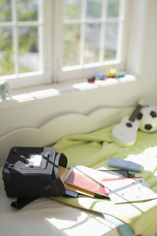 无人,竖图,俯视,室内,白天,窗户,桌子,静物,阴影,朦胧,模糊,光线,包,笔,书包,影子,办公用品,吉他,记事本,乐器,弦乐器,书桌,玻璃窗,文具,阳光,背包,本子,笔记本,课桌,铅笔,学习用品,单肩包,文具用品,弹拨弦鸣乐器,尤克里里琴,夏威夷四弦琴,彩图,高角度拍摄,弹拨弦乐器