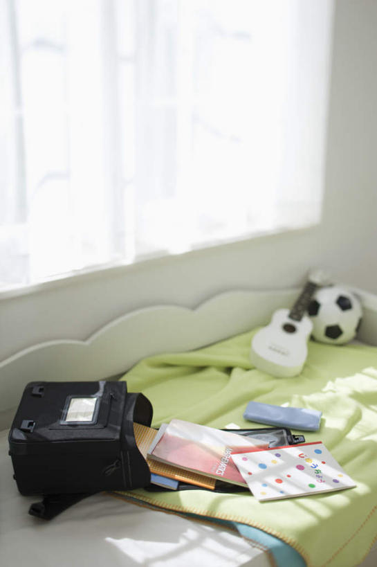 无人,竖图,俯视,室内,白天,窗户,桌子,静物,阴影,朦胧,模糊,光线,包,笔,书包,影子,办公用品,吉他,记事本,乐器,弦乐器,书桌,玻璃窗,文具,阳光,背包,本子,笔记本,课桌,铅笔,学习用品,单肩包,文具用品,弹拨弦鸣乐器,尤克里里琴,夏威夷四弦琴,彩图,高角度拍摄,弹拨弦乐器