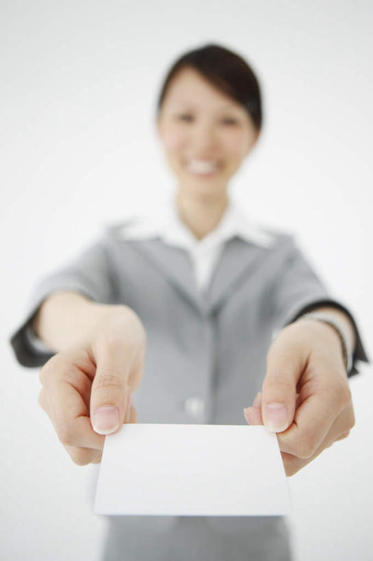 东方人,手,一个人,商务人士,商务女性,站,笑,微笑,露齿笑,竖图,室内,白天,正面,名片,亚洲,双手,仅一个年轻女性,仅一个女性,仅一个人,握,套装,朦胧,模糊,信息,联系,拿,拿着,注视,黄种人,卡片,观察,看,站着,手部,握着,观看,察看,关注,商务装,身份,工薪阶层,名刺,名帖,交往,年轻女性,女人,女性,亚洲人,白领,上班族,站立,半身,彩图,商业