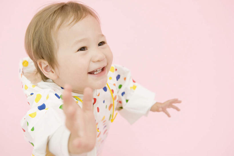 东方人,婴儿,儿童,一个人,笑,微笑,露齿笑,横图,俯视,室内,白天,纯洁,亚洲,仅一个人,握,阴影,粉色背景,反射,影子,斑点,注视,黄种人,小孩,观察,看,可爱,握着,摄影,活泼,影棚,观看,保暖,察看,防寒,御寒,关注,宝宝,雨衣,透气,纯真,烂漫,无邪,防水,冲锋服,冲锋衣,防潮,户外用品,伶俐,天真,亚洲人,孩子,半身,彩图,高角度拍摄,影棚拍摄,拍摄