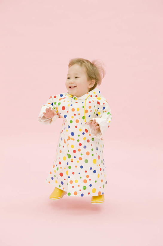 东方人,婴儿,儿童,一个人,站,笑,微笑,竖图,彩色,室内,白天,正面,纯洁,亚洲,仅一个人,阴影,粉色背景,反射,影子,斑点,注视,黄种人,小孩,观察,看,站着,可爱,摄影,活泼,影棚,观看,保暖,察看,防寒,御寒,关注,宝宝,雨衣,透气,纯真,烂漫,无邪,防水,冲锋服,冲锋衣,防潮,户外用品,伶俐,天真,亚洲人,孩子,站立,彩图,全身,影棚拍摄,拍摄