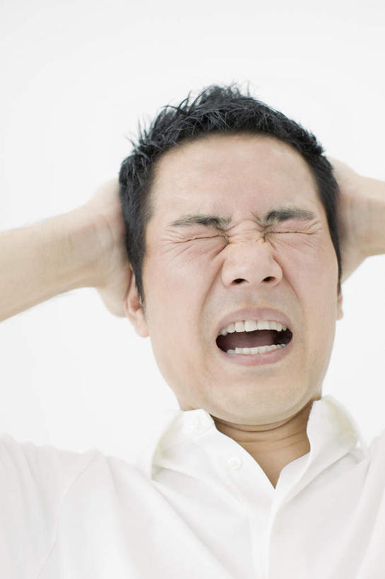 东方人,脸,头,脸颊,一个人,闭眼,竖图,室内,特写,白天,白色背景,正面,亚洲,仅一个男性,仅一个人,仅一个中年男性,抱头,阴影,服装,反射,影子,休闲装,黄种人,肩膀,衣服,休闲,疼痛,休闲服,摄影,服饰,影棚,悲伤,痛苦,捧首,捧头,疾苦,苦楚,男人,男性,中年男性,亚洲人,头部,脸部,脸蛋,面部,闭眼睛,闭着眼,闭着眼睛,半身,彩图,影棚拍摄,拍摄