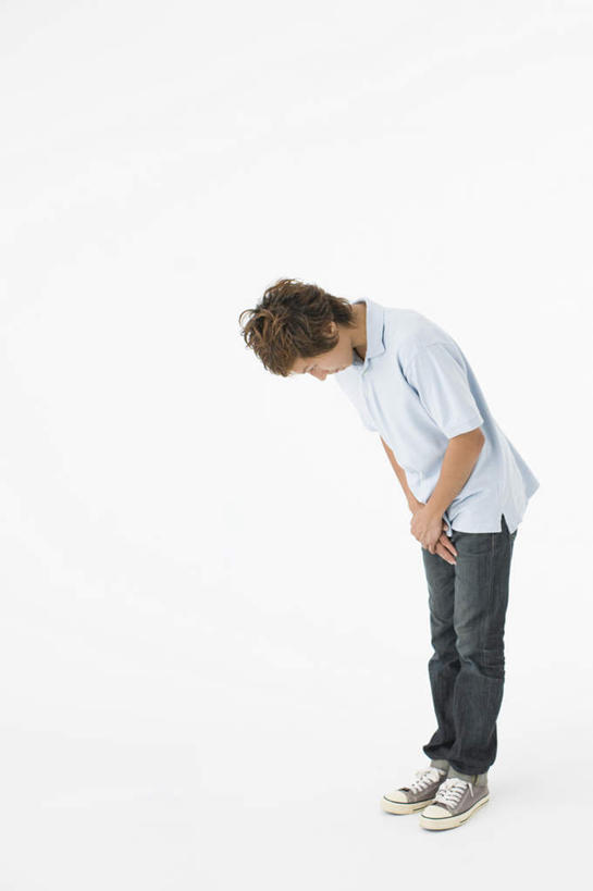 东方人,一个人,站,竖图,俯视,室内,白天,白色背景,亚洲,仅一个男性,仅一个人,弯腰,阴影,服装,反射,影子,注视,休闲装,黄种人,仅一个年轻男性,衣服,低头,观察,看,站着,休闲,休闲服,摄影,服饰,影棚,观看,鞠躬,察看,关注,礼仪,弯身,尊敬,恭敬,垂头,男人,男性,年轻男性,亚洲人,站立,彩图,高角度拍摄,全身,影棚拍摄,拍摄