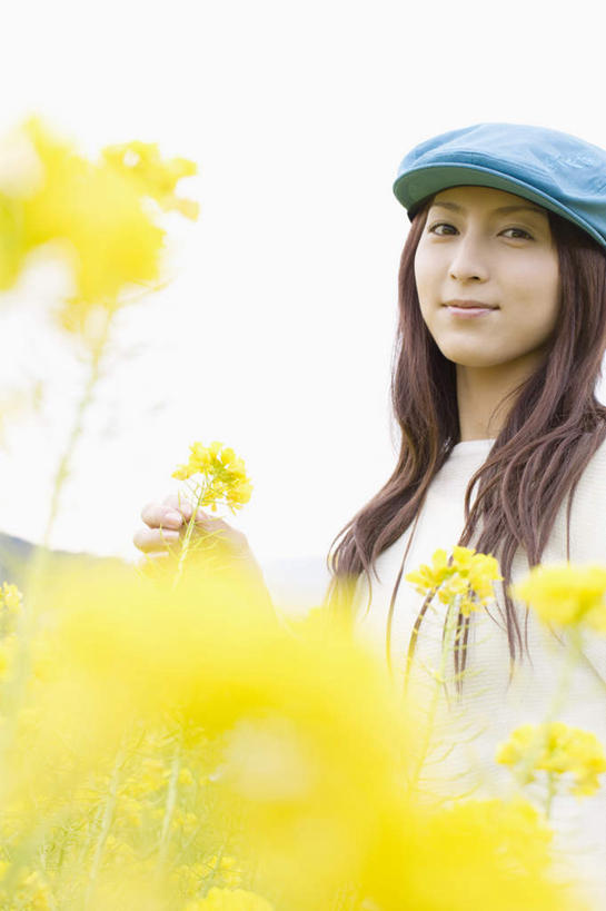 东方人,一个人,站,笑,微笑,竖图,室外,白天,正面,花海,花圃,美景,植物,帽子,叶子,亚洲,仅一个年轻女性,仅一个女性,仅一个人,阴影,服装,朦胧,模糊,盛开,光线,影子,景观,花蕾,注视,休闲装,黄种人,花,花瓣,花朵,花卉,鲜花,衣服,黄色,蓝色,绿色,蓝天,天空,阳光,自然,花丛,花束,花田,天,花苞,花蕊,观察,看,站着,休闲,休闲服,景色,服饰,晴朗,观看,察看,关注,自然风光,贝雷帽,油菜,万里无云,一顶,油白菜,年轻女性,女人,女性,亚洲人,晴空,晴空万里,站立,半身,彩图,芸薹