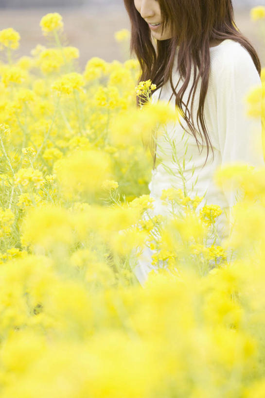 东方人,一个人,站,笑,微笑,露齿笑,竖图,室外,白天,正面,旅游,度假,花海,花圃,美景,植物,叶子,亚洲,仅一个年轻女性,仅一个女性,仅一个人,阴影,服装,朦胧,模糊,盛开,光线,影子,景观,花蕾,休闲装,黄种人,娱乐,花,花瓣,花朵,花卉,鲜花,衣服,绿色,阳光,自然,花丛,花束,花田,花苞,花蕊,站着,享受,休闲,休闲服,景色,放松,服饰,自然风光,油菜,油白菜,年轻女性,女人,女性,亚洲人,站立,半身,彩图,芸薹