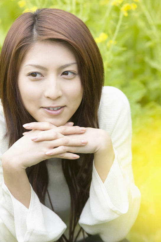 东方人,头发,一个人,坐,笑,双手交叉,微笑,竖图,室外,白天,正面,旅游,度假,花海,花圃,美景,植物,叶子,亚洲,仅一个年轻女性,仅一个女性,仅一个人,阴影,服装,朦胧,模糊,盛开,光线,影子,景观,棕色,花蕾,注视,休闲装,黄种人,娱乐,花,花瓣,花朵,花卉,鲜花,衣服,绿色,阳光,自然,花丛,花束,花田,花苞,花蕊,观察,看,享受,休闲,休闲服,景色,放松,服饰,观看,察看,关注,自然风光,油菜,油白菜,年轻女性,女人,女性,亚洲人,长发,直发,十字手,坐着,半身,彩图,芸薹