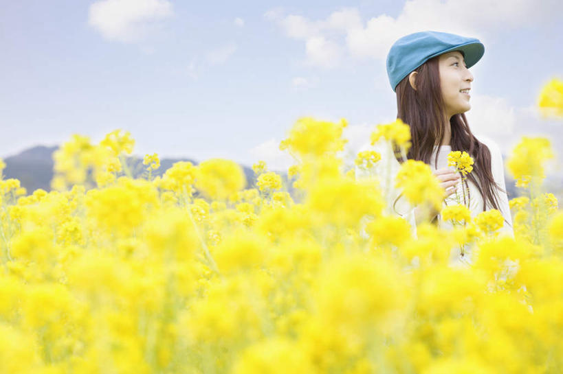 东方人,一个人,站,笑,微笑,露齿笑,横图,室外,白天,正面,花海,花圃,美景,植物,帽子,叶子,亚洲,仅一个年轻女性,仅一个女性,仅一个人,阴影,服装,朦胧,模糊,盛开,光线,影子,景观,云,云朵,花蕾,云彩,扭头,注视,休闲装,黄种人,花,花瓣,花朵,花卉,鲜花,衣服,蓝色,绿色,白云,蓝天,天空,阳光,自然,花丛,花束,花田,天,花苞,花蕊,观察,看,站着,转头,休闲,休闲服,景色,服饰,晴朗,观看,察看,关注,自然风光,贝雷帽,油菜,一顶,油白菜,年轻女性,女人,女性,亚洲人,晴空,站立,半身,彩图,芸薹