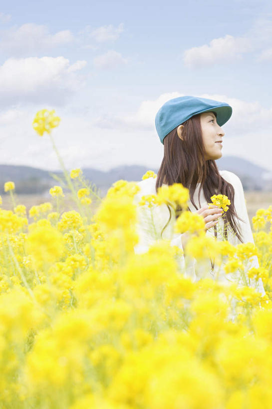 东方人,一个人,站,笑,微笑,露齿笑,竖图,室外,白天,正面,花海,花圃,美景,植物,帽子,叶子,亚洲,仅一个年轻女性,仅一个女性,仅一个人,阴影,服装,朦胧,模糊,盛开,光线,影子,景观,云,云朵,花蕾,云彩,扭头,注视,休闲装,黄种人,花,花瓣,花朵,花卉,鲜花,衣服,蓝色,绿色,白云,蓝天,天空,阳光,自然,花丛,花束,花田,天,花苞,花蕊,观察,看,站着,转头,休闲,休闲服,景色,服饰,晴朗,观看,察看,关注,自然风光,贝雷帽,油菜,一顶,油白菜,年轻女性,女人,女性,亚洲人,晴空,站立,半身,彩图,芸薹