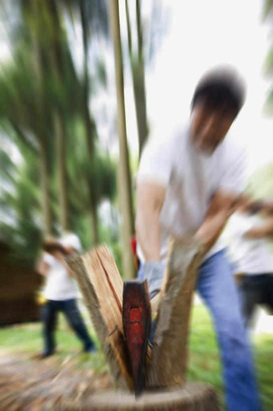 东方人,三个人,伙伴,朋友,木匠,站,竖图,室外,白天,正面,友谊,合作,团队,草地,草坪,树林,植物,亚洲,切开,阴影,服装,朦胧,模糊,光线,工具,木材,头巾,影子,树桩,注视,休闲装,黄种人,木柴,草,树,树干,树木,衣服,蓝色,绿色,蓝天,天空,阳光,自然,天,低头,观察,看,切,站着,休闲,休闲服,木桩,战略,服饰,木料,生长,晴朗,成长,观看,察看,劈,关注,斧头,剖面,切面,万里无云,联合,合谋,斧子,配合,协作,男人,男性,中年男性,亚洲人,木工,晴空,晴空万里,站立,半身,彩图