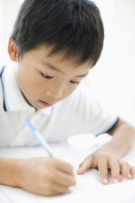 东方人,儿童,一个人,坐,竖图,室内,白天,白色背景,正面,纯洁,亚洲,仅一个男性,仅一个人,握,阴影,服装,反射,笔,影子,办公用品,注视,休闲装,黄种人,文具,小孩,衣服,铅笔,学习用品,观察,看,仅一个小孩,休闲,功课,休闲服,可爱,童年,童趣,握着,摄影,服饰,影棚,作业,观看,文具用品,一支,察看,书写,关注,童真,烂漫,无邪,誊写,天真,男孩,男人,男性,亚洲人,孩子,坐着,半身,彩图,影棚拍摄,拍摄,男生