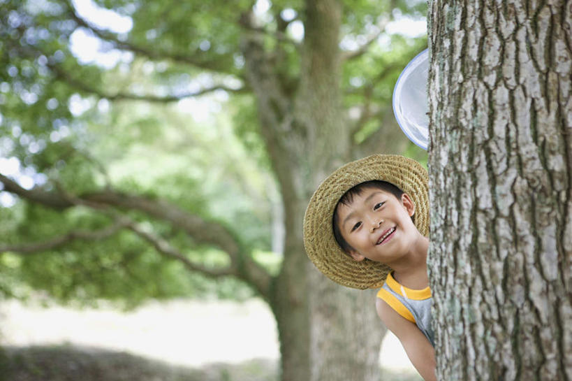 东方人,儿童,一个人,站,笑,微笑,露齿笑,横图,室外,白天,正面,纯洁,植物,帽子,亚洲,仅一个男性,仅一个人,躲藏,阴影,服装,朦胧,模糊,光线,草帽,影子,树桩,注视,休闲装,黄种人,树,树干,树木,小孩,衣服,绿色,阳光,自然,观察,看,站着,仅一个小孩,休闲,休闲服,木桩,可爱,童年,童趣,服饰,生长,成长,观看,察看,隐藏,关注,童真,烂漫,无邪,一顶,潜藏,天真,男孩,男人,男性,亚洲人,孩子,站立,半身,彩图,男生