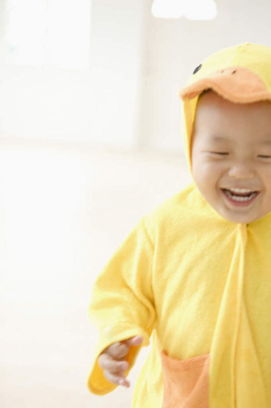 东方人,儿童,一个人,站,闭眼,笑,微笑,露齿笑,竖图,室内,白天,正面,纯洁,门,亚洲,仅一个男性,仅一个人,鸭子,墙,黄种人,墙壁,墙面,小孩,黄色,白色,门框,站着,仅一个小孩,可爱,童年,童趣,保暖,防寒,御寒,雨衣,童真,透气,烂漫,无邪,防水,冲锋服,冲锋衣,防潮,户外用品,天真,男孩,男人,男性,亚洲人,孩子,闭眼睛,闭着眼,闭着眼睛,站立,半身,彩图,男生