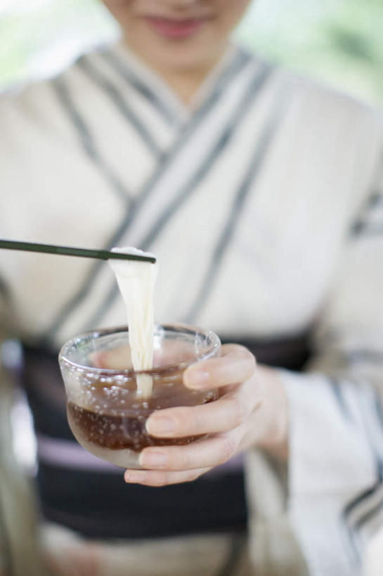 点心,蜂蜜,东方人,脸,头,脸颊,手,一个人,站,笑,微笑,露齿笑,竖图,室内,特写,白天,正面,民族服装,植物,筷子,餐具,亚洲,双手,仅一个年轻女性,仅一个女性,仅一个人,握,和服,朦胧,模糊,陶瓷,食品,甜点,甜品,陶瓷制品,拿,拿着,黄种人,文化,传统,小吃,肩膀,树,树木,食物,糕点,绿色,自然,容器,碗,甜食,站着,手部,握着,服饰,生长,成长,储藏,礼节,储存,礼仪,花蜜,米糕,吴服,唐草,唐花,唐锦,止痛,解毒,冬酿,石蜜,年轻女性,女人,女性,亚洲人,头部,脸部,脸蛋,面部,进餐用具,站立,半身,彩图,传统服装,民俗服,浴衣,贮存