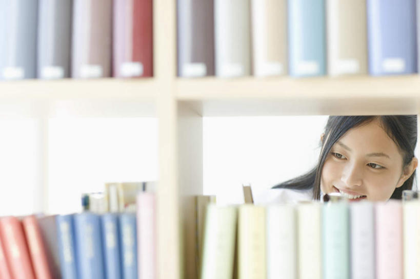 东方人,一个人,图书馆,站,笑,微笑,露齿笑,横图,室内,白天,正面,制服,书籍,亚洲,仅一个年轻女性,仅一个女性,仅一个人,许多,握,服装,朦胧,模糊,拿,拿着,注视,黄种人,排列,观察,看,站着,校服,握着,观看,寻找,察看,关注,寻觅,浏览室,学生服,摆列,挡书板,书挡,书夹,书立,探求,年轻女性,女人,女性,亚洲人,书,图书,站立,半身,彩图,书库,图书库,日本校服,布列,分列,阅览室