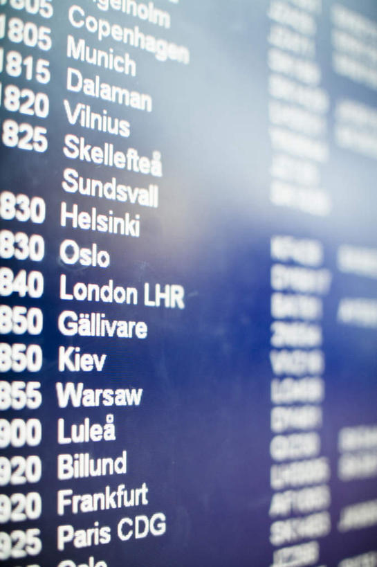 无人,机场,竖图,俯视,室内,白天,显示器,飞机场,英文,标志,屏幕,文字,字符,字母,标识,显示屏,蓝色,英文字母,输出设备,航空站,空港,彩图,高角度拍摄