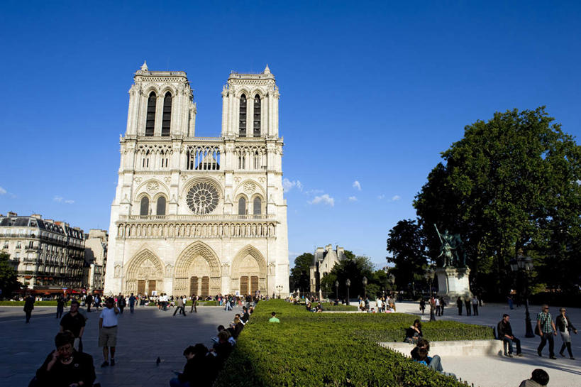 教堂,站,坐,走,横图,室外,白天,仰视,旅游,度假,草地,名胜古迹,植物,标志建筑,地标,建筑,雕塑,法国,巴黎,巴黎圣母院,欧洲,行人,游客,阴影,遗迹,艺术,装饰,光线,雕刻,雕像,影子,许多人,古迹,文物,娱乐,建设,古建筑,石雕,旅客,草,树,树木,绿色,阳光,自然,工艺品,站着,一群人,享受,休闲,旅游胜地,放松,生长,成长,纪念,哥特式,美术,基督教,主题,陈列,古文明,哥特式建筑,巴黎圣母院大教堂,功能,美学,步行,散步,站立,走路,坐着,彩图,低角度拍摄,全身