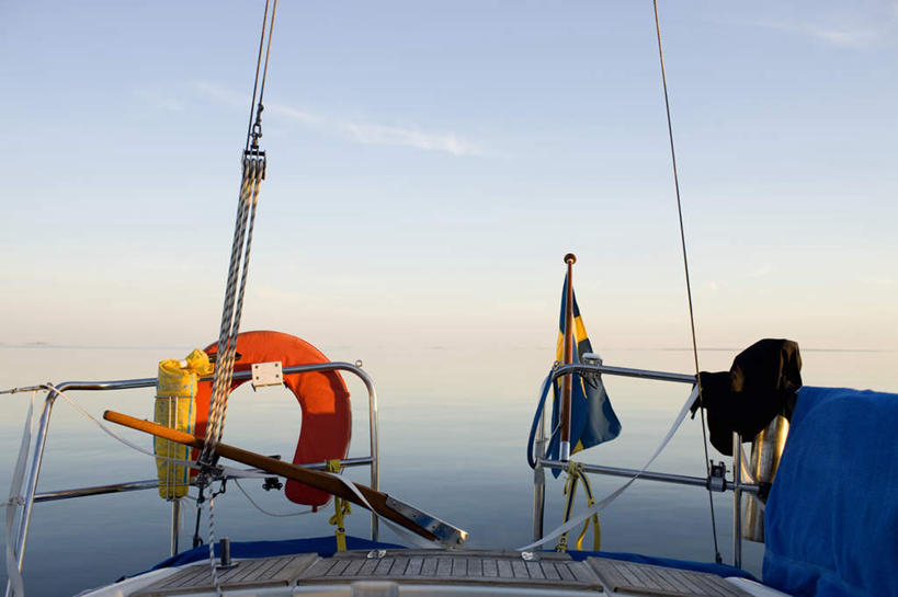 帆船,无人,栏杆,横图,俯视,室外,白天,旅游,度假,海浪,海洋,美景,船,旗帜,瑞典,欧洲,阴影,光线,影子,景观,浪花,围栏,娱乐,旗子,护栏,蓝色,蓝天,天空,阳光,自然,海水,交通工具,天,享受,休闲,景色,放松,晴朗,滑轮,斯堪的纳维亚,自然风光,载具,北欧,斯堪的纳维亚半岛,海景,万里无云,旌旗,旗号,瑞典王国,大海,风浪,海,海水的波动,近岸浪,涌浪,晴空,晴空万里,彩图,高角度拍摄