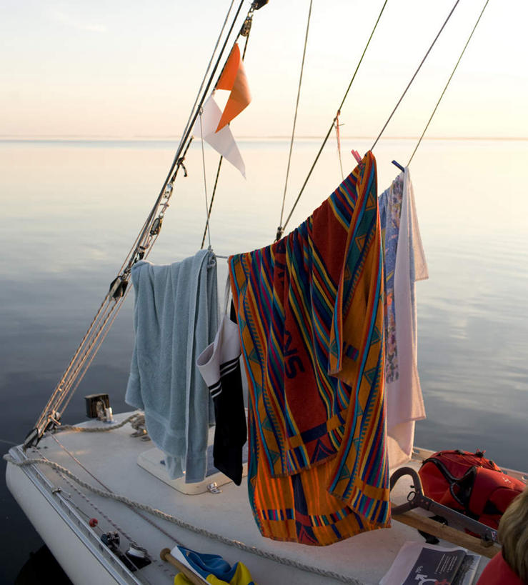 帆船,无人,栏杆,竖图,俯视,室外,白天,旅游,度假,海浪,海洋,美景,船,晾晒,阴影,光线,影子,景观,浪花,围栏,娱乐,被子,护栏,蓝色,蓝天,天空,阳光,自然,海水,交通工具,天,享受,休闲,景色,放松,晴朗,滑轮,自然风光,载具,海景,万里无云,大海,风浪,海,海水的波动,近岸浪,涌浪,晴空,晴空万里,彩图,高角度拍摄