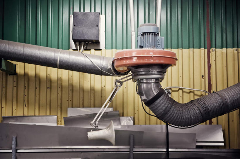 无人,工厂,横图,俯视,室内,白天,车间,机器,静物,电器,墙,墙壁,墙面,一个,话筒,发动机,机械,单个,麦克风,扩音器,传声器,微音器,彩图,高角度拍摄,工地,制造厂