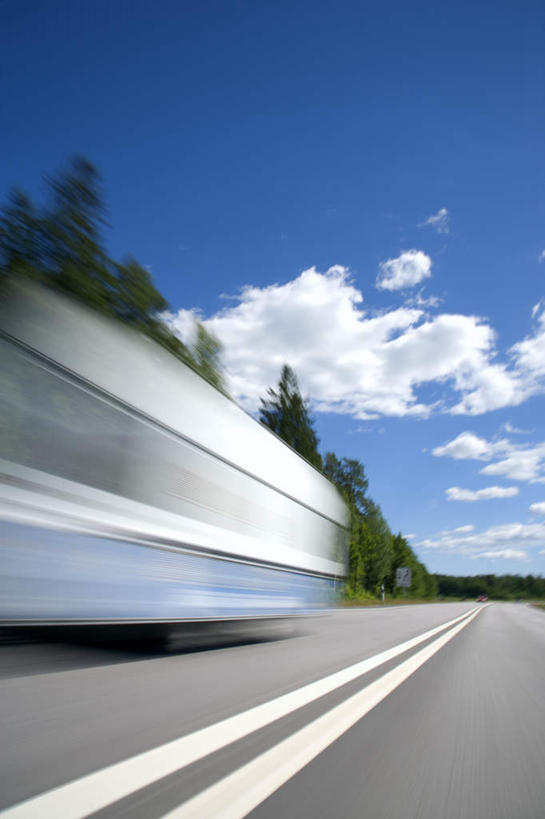 无人,竖图,室外,白天,仰视,草地,草坪,美景,植物,道路,卡车,路,公路,汽车,阴影,朦胧,模糊,光线,影子,景观,云,云朵,分界线,停车线,交通,云彩,车,草,树,树木,蓝色,绿色,白云,蓝天,天空,阳光,自然,交通工具,天,景色,生长,晴朗,成长,车行道,车行道分界线,飞奔,自然风光,载具,标线,飞驰,车行线,晴空,马路,彩图,低角度拍摄