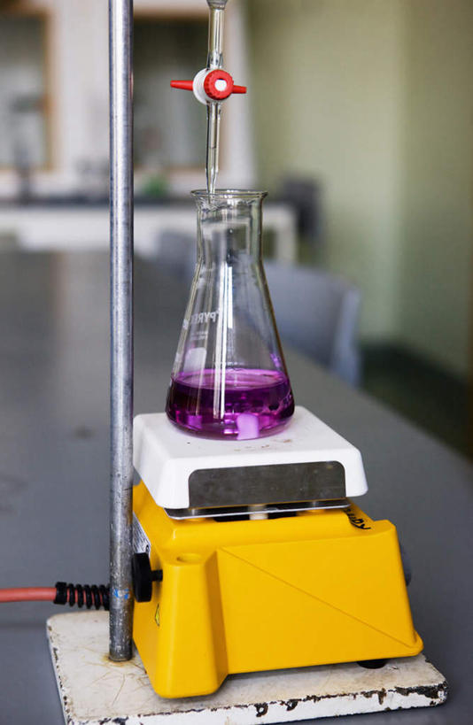 无人,竖图,俯视,室内,白天,实验,仪器,研究,透明,分析,科学,化学,测试,滴管,实验室,研究室,玻璃制品,器皿,科研,化验,检验,计量,研究所,玻璃仪器,试验耗材,实验用品,吸液管,化验室,检验室,移液管,彩图,高角度拍摄