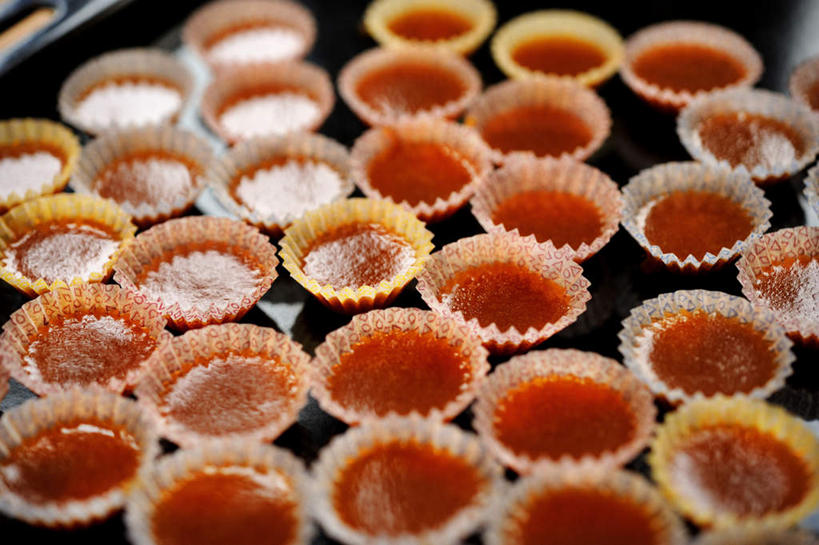 无人,横图,俯视,室内,白天,餐桌,桌子,静物,圣诞节,一排,许多,节日,庆祝,整齐,糖果,文化,排列,红色,庆典,餐台,纪念,队列,太妃糖,彩图,高角度拍摄