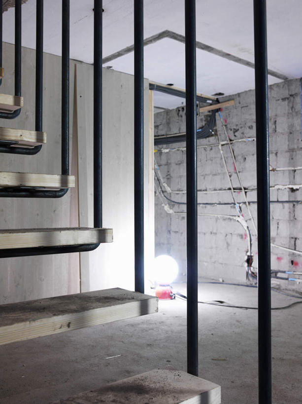 无人,栏杆,竖图,室内,白天,仰视,楼梯,台灯,照明,阴影,光线,扶手,影子,阶梯,墙,灯光,护栏,墙壁,墙面,台阶,灯,灯具,照亮,照明设备,彩图,低角度拍摄