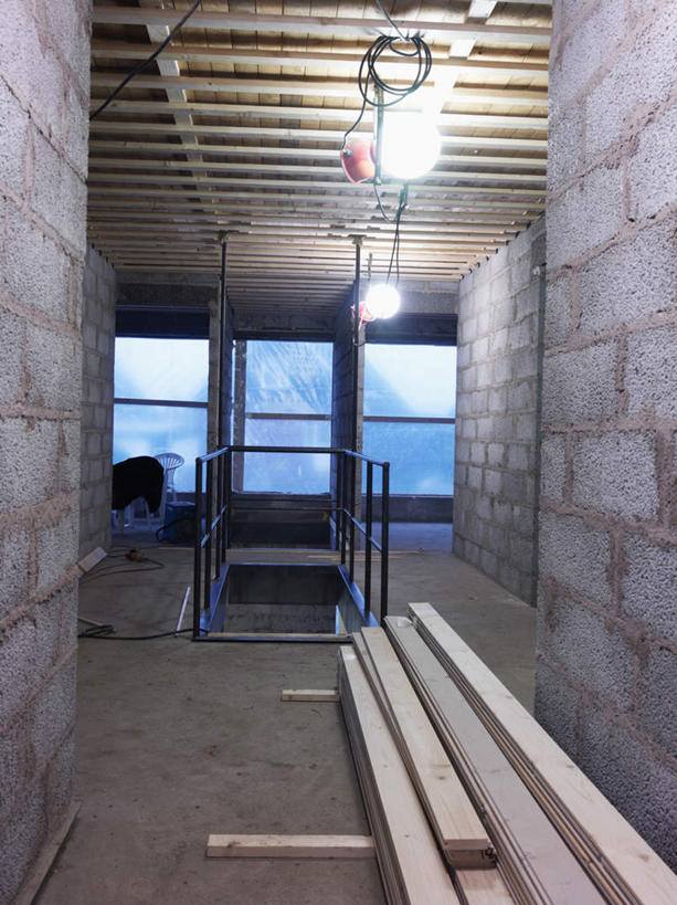 无人,栏杆,竖图,室内,白天,正面,窗户,玻璃,照明,一堆,一排,许多,阴影,堆叠,堆积,整齐,光线,木板,木材,影子,墙,围栏,灯光,护栏,顶灯,玻璃窗,墙壁,墙面,玻璃制品,灯,木柴,排列,灯具,木料,堆,照亮,照明设备,队列,三扇,彩图