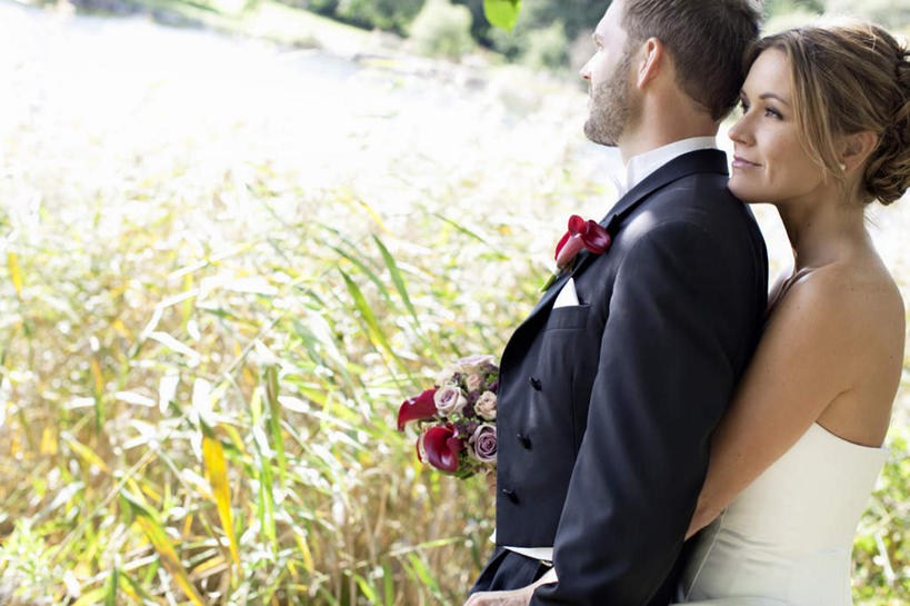 西方人,两个人,夫妻,新娘,新郎,站,抱,横图,室外,白天,侧面,爱情,婚礼,快乐,幸福,纯洁,热情,草地,河流,水,植物,玫瑰,欧洲,欧洲人,许多,庆祝,盛开,河水,水流,玫瑰花,结婚,浪漫,注视,草,花,花瓣,花朵,花卉,鲜花,树,树木,蓝色,绿色,蓝天,天空,自然,花束,天,花蕊,观察,看,站着,温暖,温馨,喜庆,恩爱,恋人,生长,晴朗,成长,抱着,观看,纪念,和睦,察看,搂着,关注,感动,万里无云,尊敬,天真,刺玫花,徘徊花,男人,男性,年轻男性,年轻女性,女人,女性,白种人,夫妇,情侣,晴空,晴空万里,怀抱,搂,搂抱,相抱,拥抱,站立,半身,彩图,高兴,伴侣,融洽