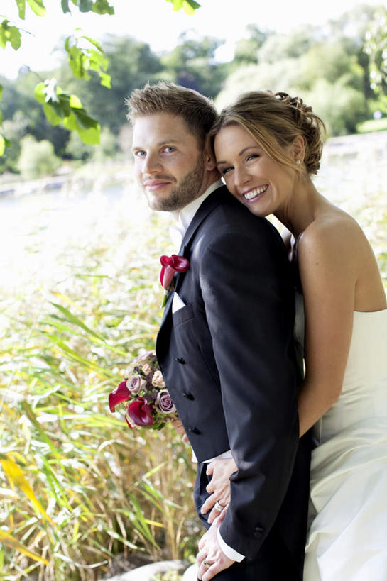 西方人,两个人,夫妻,新娘,新郎,站,抱,笑,微笑,露齿笑,竖图,室外,白天,侧面,爱情,婚礼,快乐,幸福,纯洁,热情,草地,河流,水,植物,玫瑰,欧洲,欧洲人,许多,庆祝,盛开,河水,水流,玫瑰花,结婚,浪漫,注视,草,花,花瓣,花朵,花卉,鲜花,树,树木,蓝色,绿色,蓝天,天空,自然,花束,天,花蕊,观察,看,站着,温暖,温馨,喜庆,恩爱,恋人,生长,晴朗,成长,抱着,观看,纪念,和睦,察看,搂着,关注,感动,万里无云,尊敬,天真,刺玫花,徘徊花,男人,男性,年轻男性,年轻女性,女人,女性,白种人,夫妇,情侣,晴空,晴空万里,怀抱,搂,搂抱,相抱,拥抱,站立,半身,彩图,高兴,伴侣,融洽