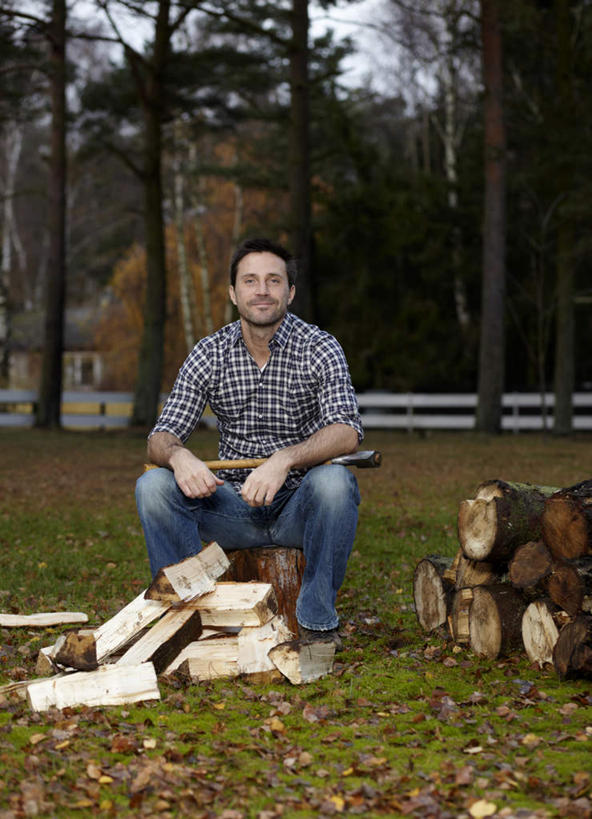 西方人,胡须,头发,一个人,家,栏杆,坐,笑,微笑,竖图,室外,白天,正面,衬衫,草地,草坪,树林,植物,叶子,欧洲,欧洲人,仅一个男性,仅一个人,一堆,堆叠,堆积,格子,木头,栅栏,房屋,屋子,篱笆,围栏,枯叶,落叶,注视,漂亮,护栏,楼房,住宅,草,树,树木,仅一个年轻男性,绿色,黑色,天空,自然,天,观察,看,休息,木桩,生长,成长,观看,堆,察看,关注,斧子,歇息,苏息,男人,男性,年轻男性,白种人,胡子,络腮胡,叶,叶片,坐着,彩图,全身,衬衣,房子,俊秀,英俊