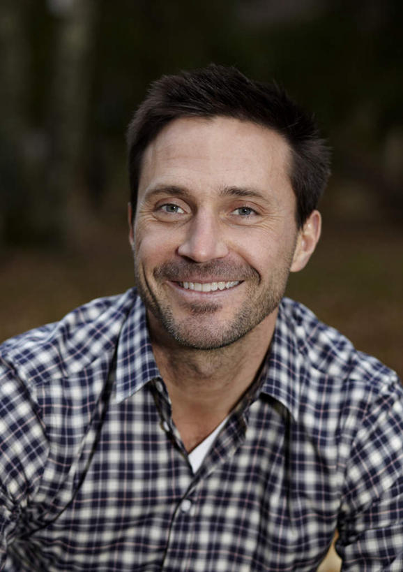 西方人,胡须,一个人,坐,笑,微笑,露齿笑,竖图,室外,白天,正面,衬衫,草地,草坪,树林,植物,叶子,欧洲,欧洲人,仅一个男性,仅一个人,朦胧,模糊,格子,枯叶,落叶,注视,漂亮,草,树,树木,仅一个年轻男性,绿色,天空,自然,天,观察,看,生长,成长,观看,察看,关注,男人,男性,年轻男性,白种人,胡子,络腮胡,叶,叶片,坐着,半身,彩图,衬衣,俊秀,英俊