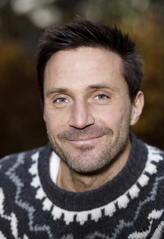 西方人,胡须,一个人,笑,微笑,竖图,室外,特写,白天,正面,毛衣,树林,植物,欧洲,欧洲人,仅一个男性,仅一个人,朦胧,模糊,注视,漂亮,树,树木,仅一个年轻男性,绿色,自然,观察,看,生长,成长,观看,察看,关注,男人,男性,年轻男性,白种人,胡子,络腮胡,半身,彩图,绒衣,套衫,套头毛衣,线衣,俊秀,英俊