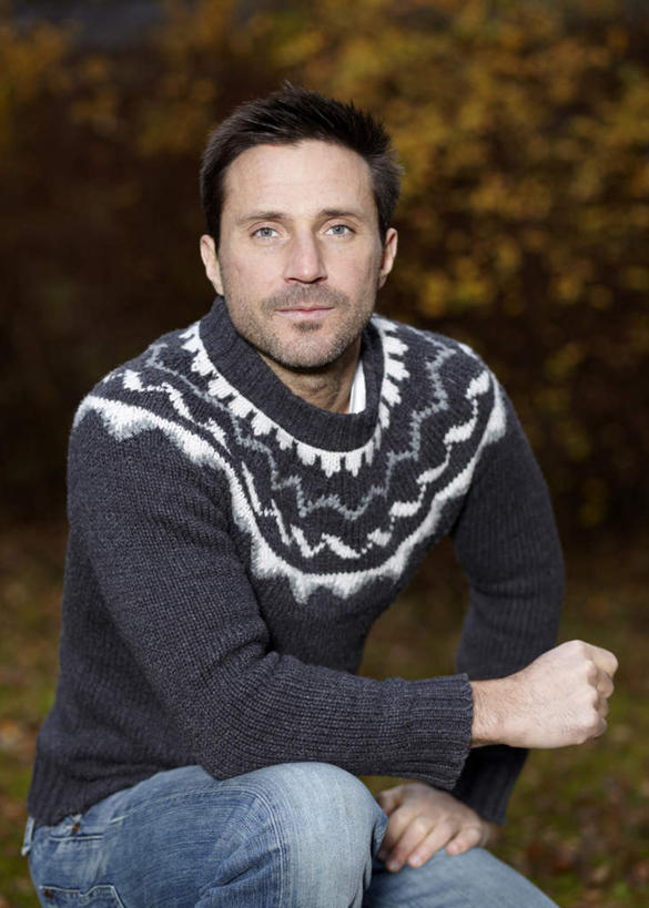 西方人,胡须,一个人,站,竖图,室外,白天,正面,毛衣,树林,植物,欧洲,欧洲人,仅一个男性,仅一个人,朦胧,模糊,注视,漂亮,树,树木,仅一个年轻男性,绿色,自然,观察,看,站着,生长,成长,观看,察看,关注,男人,男性,年轻男性,白种人,胡子,络腮胡,站立,半身,彩图,绒衣,套衫,线衣,俊秀,英俊