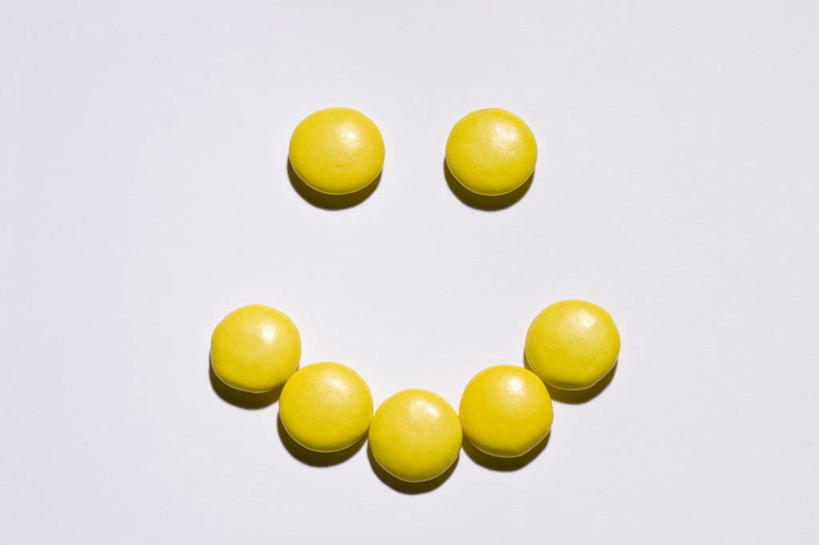 无人,横图,俯视,室内,特写,白天,许多,灰色背景,食品,糖,糖果,甜点,甜品,很多,食物,黄色,甜食,巧克力,笑容,摄影,影棚,笑脸,巧克力糖,笑貌,彩图,高角度拍摄,影棚拍摄,拍摄